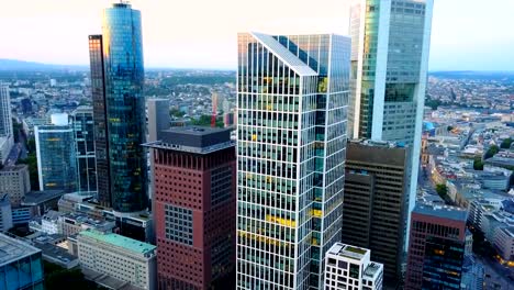 Luftaufnahme-der-Business-Area-in-der-Frankfurter-City-mit-Wolkenkratzern