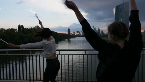 Junge-Frauen,-die-Spaß-mit-Wunderkerzen-auf-Stadt-Brücke-3