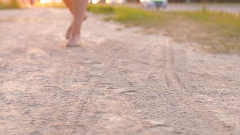 Frau-Fuß-in-flachen-Schuhen-auf-staubigen-Straße