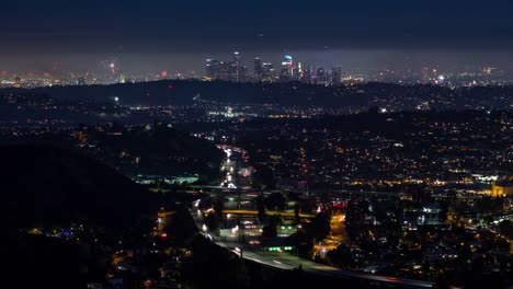 Die-Innenstadt-von-Los-Angeles-und-der-Autobahn-4.-Juli-Feuerwerk-Nacht-Zeitraffer