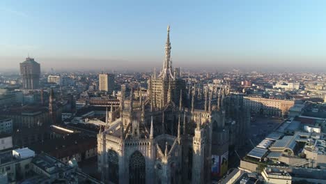 Vista-de-imágenes-aérea-drone-de-Catedral-Duomo-en-Milán