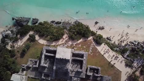 Ruinen-der-antiken-Maya-Stadt---Tulum-und-ein-schöner-Strand.--Luftaufnahme.