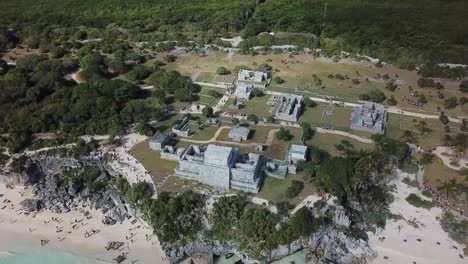 Ruinas-de-la-antigua-ciudad-Maya---Tulum-y-una-hermosa-playa.--Vista-aérea.