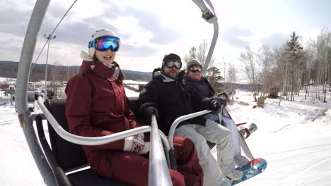 Familia-de-snowboard-en-un-Resort-de-esquí-teleférico-tomando-Selfie