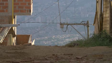 Barrio-de-tugurios-de-calle-sin-pavimentar,-Medellín,-Colombia---Latinoamérica