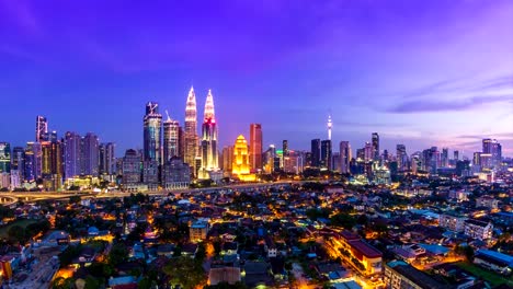 Kuala-Lumpur-paisaje-urbano-histórico-viaje-lugar-de-Malasia-4K-día-a-noche-Time-Lapse-(inclinación-hacia-abajo)