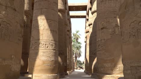 Karnak-Tempel-in-Luxor,-Ägypten.-Der-Karnak-Tempelkomplex,-allgemein-bekannt-als-Karnak,-umfasst-eine-breite-Mischung-aus-verfallenen-Tempel,-Kapellen,-Pylone-und-andere-Gebäude-in-Ägypten.