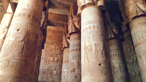 Schöne-Interieur-des-Tempels-von-Dendera-oder-Tempel-der-Hathor.-Ägypten,-Dendera,-antiken-ägyptischen-Tempel-nahe-der-Stadt-von-Ken