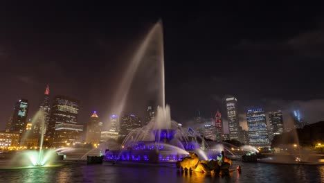 Chicago-Buckingham-Fountain-und-City-Skyline-bei-Nacht-Zeitraffer