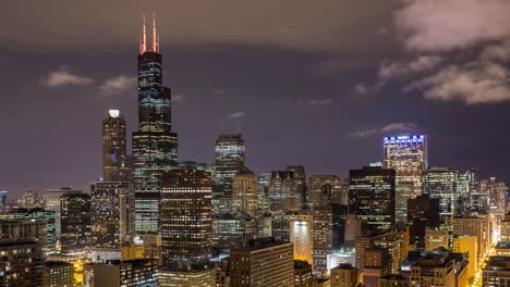 Willis-Tower-und-Chicago-Skyline-bei-Nacht-Zeitraffer