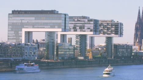 Kölner-Skyline-mit-Kuppel,-Kran-Häuser-und-Fluss-Rhein