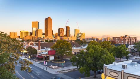 Denver-Skyline-von-Nacht-zu-Tag-Zeitraffer-im-Sommer,-Colorado,-USA