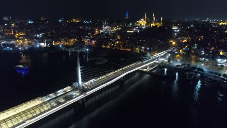 Luftaufnahme-des-alten-Stadtbrücke-über-Straßenbahn-und-Süleymaniye-Moschee-Istanbul-Nacht