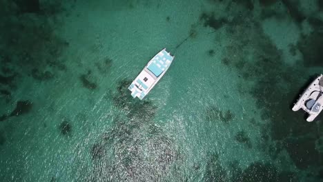 Vista-superior-de-la-bahía-y-el-barco.