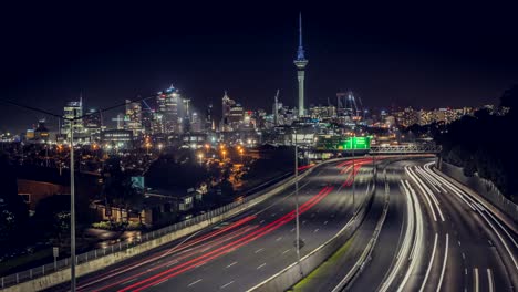 Carretera-en-Auckland-en-timelapse-de-noche