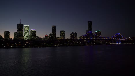 Silhouette-von-Brisbane-Skyline-in-der-Abenddämmerung