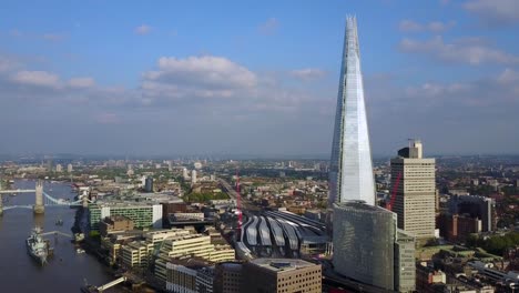 Super-Blick-auf-London-Stadt,-Tower-Bridge-und-der-Shard-Wolkenkratzer-von-oben.