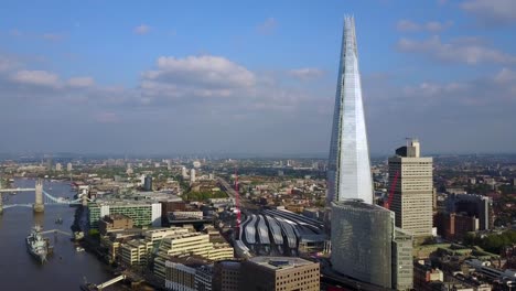 Impresionante-vista-aérea-de-la-ciudad-de-Londres,-tower-bridge-y-el-rascacielos-Shard-desde-arriba.