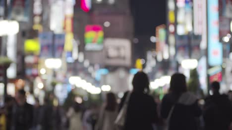 Soft-Fokus---Nachtlandschaft-des-japanischen-Vergnügungsviertel-Kabukicho-Shinjuku