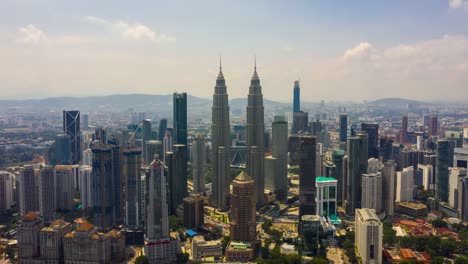 antena-centro-de-kuala-lumpur-día-soleado-panorama-timelapse-4k-Malasia