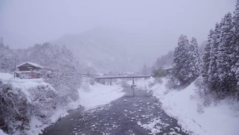 Las-casas-tradicionalmente-paja-en-Shirakawa-go-donde-está-la-aldea-de-la-montaña-entre-la-nieve-cerca-de-la-Prefectura-de-Gifu,-Ishikawa-y-Toyama-en-el-invierno,-Japón