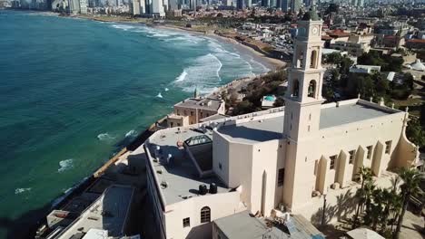 Iglesia-vista-de-St.-Peters-aéreos-y-la-costa-de-Jaffa