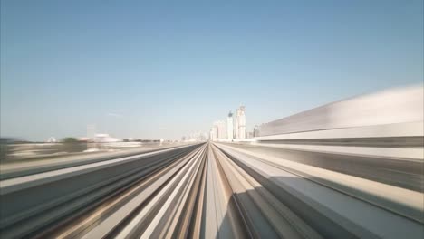 Viaje-de-lapso-de-tiempo-en-la-moderna-Dubai-sin-conductor-elevado-sistema-de-Metro-tren,-corriendo-hacia-adelante-junto-a-la-carretera-del-Jeque-Zayed