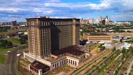 Michigan-Hauptbahnhof-in-Detroit-Luftblick-Sommer