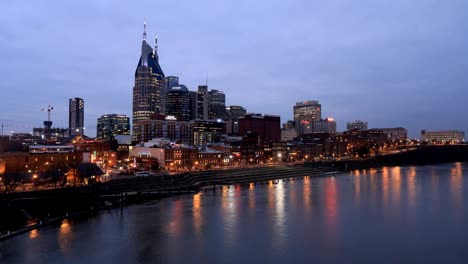 Day-to-night-timelapse-of-Nashville,-Tennessee-skyline-and-river