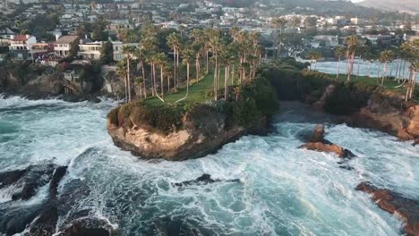 Vista-aérea-de-la-costa-del-Pacífico-desde-Crescent-Bay-Point-Park,-en-Laguna-Beach,-California.