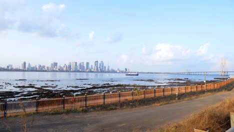 Radfahrer-und-Menschen-auf-schmalem-Bürgersteig-in-der-Nähe-von-Mumbai-Worli-Seeverbindung-Skyline.