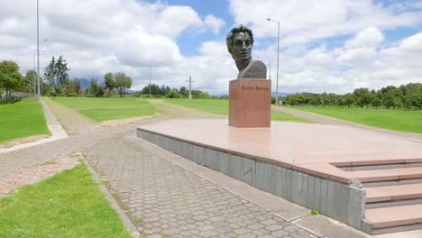 Monumento-a-Bogotá-Simón-Bolívar-en-parque-públic