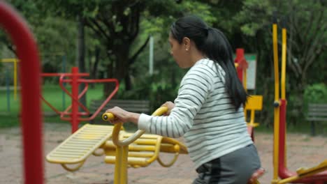 Mujer-hispana-haciendo-ejercicio-en-parque-público-en-Bogotá,-Colombia