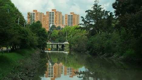 Blick-auf-den-Fluss-und-das-Wohngebiet-der-Stadt-in-Nord-Bogoté,-Kolumbien