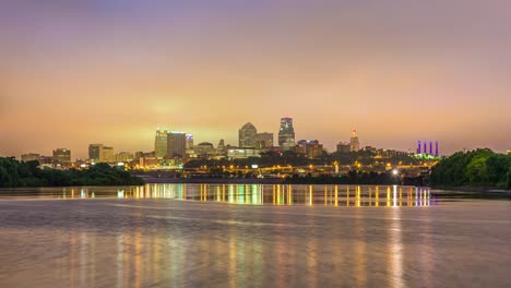 Kansas-City,-Missouri,-USA-downtown-at-night