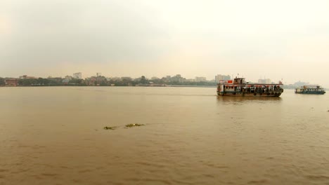 dos-transbordadores-flotan-en-los-edificios-de-hoogli-río-de-flujo-completo-de-la-ciudad-de-Kolkata-en-la-orilla