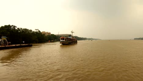 Fähre-landet-zum-Pier-Fluss-Hoogli-Bäume-am-Ufer-Kolkata-bewölkten-Tag