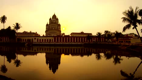 Ramakrishna-Mission-Sonnentropfen-in-der-Nähe-von-Kali-Tempel-Reflexion-in-Teich-bunten-Sonnenuntergang-Palmen-Kolkata