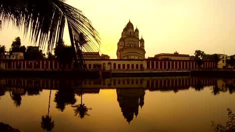 Schöner-Sonnenuntergang-in-der-Nähe-von-Dakshineswar-Tempel-Teiche-Reflexion-in-Spiegeloberfläche-der-Wasserpalmen-Ramakrishna-Mission