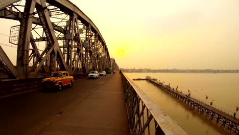 Nivedita-puente-atirantado-viejocoches-carro-unidad-muelle-de-la-puesta-de-sol-en-la-luz-rosa-del-río-cerca-de-Kali-templo-Misión-Ramakrishna