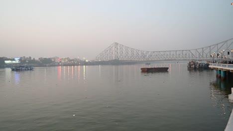 Die-Howrah-Bridge-ist-eine-Brücke-mit-einer-Schwebebrücke-über-den-Hooghly-River-oder-Ganges-in-Westbengalen,-Indien.