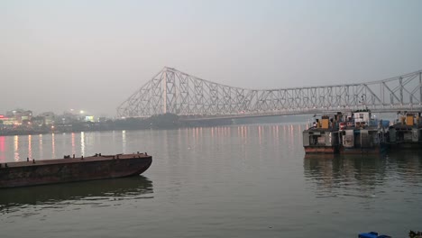 Howrah-Bridge-es-un-puente-con-un-tramo-suspendido-sobre-el-río-Hooghly-o-Ganges-en-Bengala-Occidental,-India.