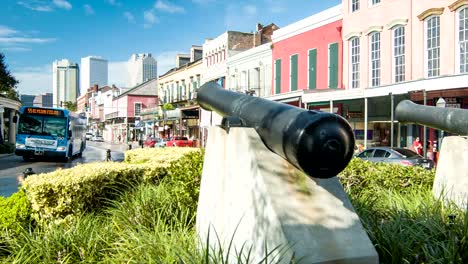 French-Quarter-Decatur-Blick-auf-die-Straße-vom-Place-de-France-Canons