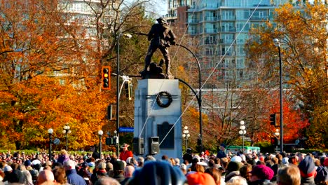 Soldaten-Denkmal-Cenotaph-und-sehr-große-Menschenmenge-auf-Remembrance-Day