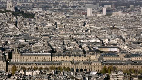 París,-Francia,-20-de-noviembre-de-2014:-Toma-aérea-de-la-creación-del-Louvre-en-París.-Toma-panorámica-a-la-izquierda-y-derecha-de-día