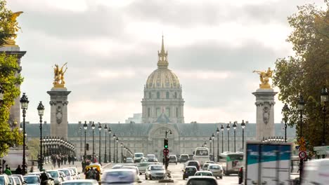 París,-Francia---15-de-noviembre-de-2014:-Hotel-de-los-inválidos-y-el-puente-Alexandre-3-en-París,-Francia.-Time-lapse