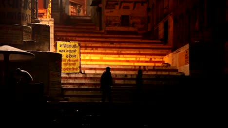 Langsam-Kamera-Schwenken-entlang-der-Ghats:--Varanasi,-Indien