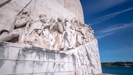 Denkmal-der-Entdeckungen-feiert-die-portugiesische,-die-an-das-Zeitalter-der-Entdeckungen,-Lissabon,-Portugal-timelapse-hyperlapse