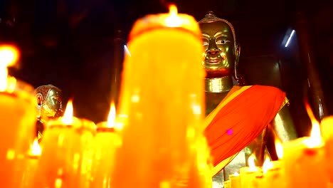 Buddha-statuettes-con-velas-en-templo