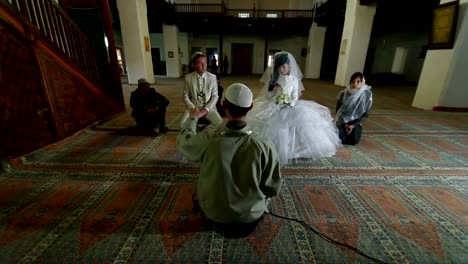 Ceremonia-de-boda-de-Tatars-de-crimea-en-mezquita